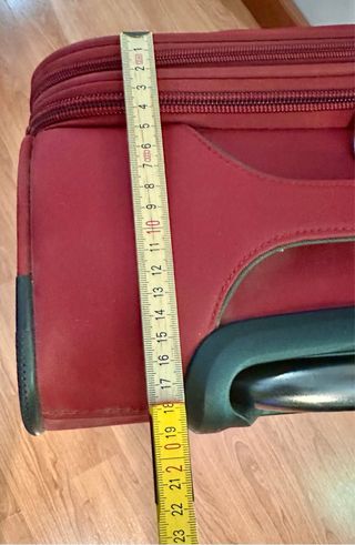 Maleta mediana roja. Medidas en las fotos.