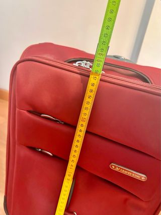 Maleta mediana roja. Medidas en las fotos.