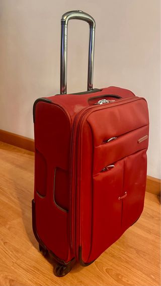 Maleta mediana roja. Medidas en las fotos.