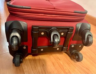 Maleta mediana roja. Medidas en las fotos.