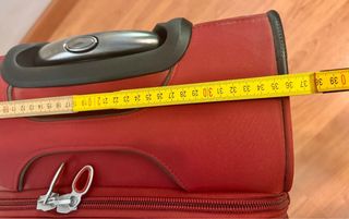 Maleta mediana roja. Medidas en las fotos.