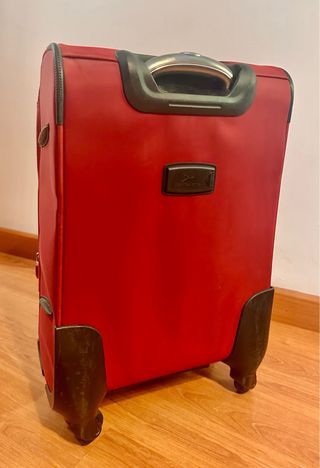 Maleta mediana roja. Medidas en las fotos.