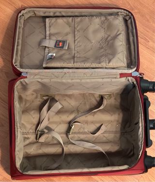 Maleta mediana roja. Medidas en las fotos.