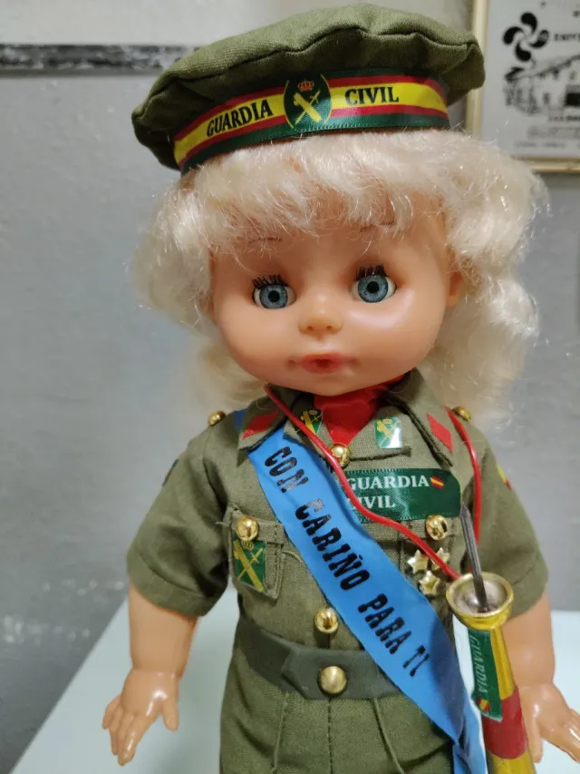 Muñeca funcionando militares antigua funcionando