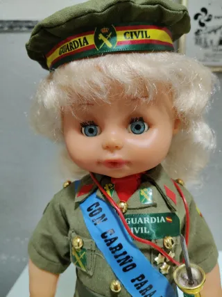 Muñeca funcionando militares antigua funcionando