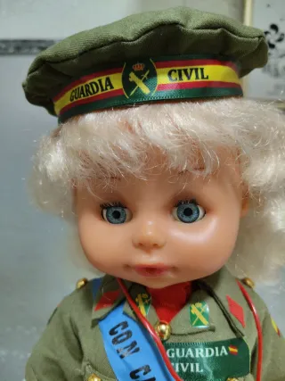 Muñeca funcionando militares antigua funcionando