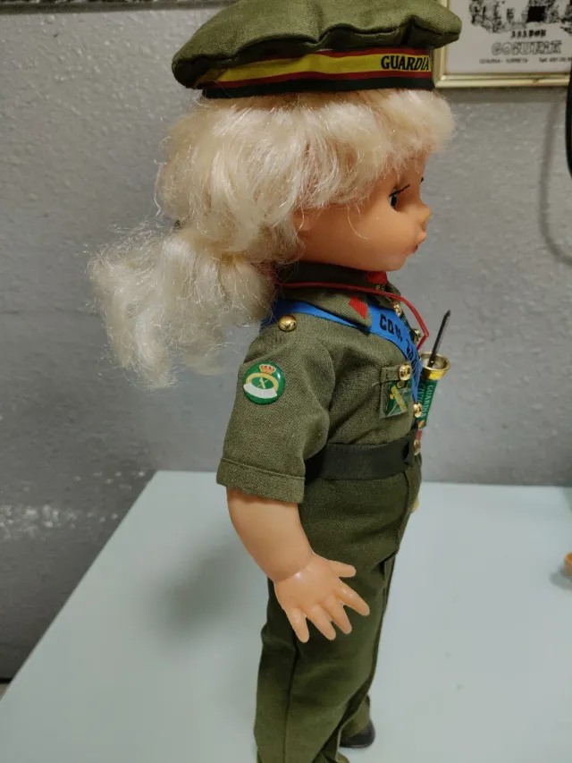 Muñeca funcionando militares antigua funcionando