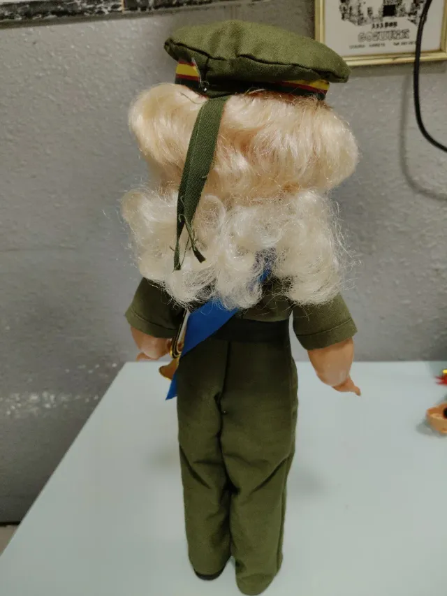 Muñeca funcionando militares antigua funcionando