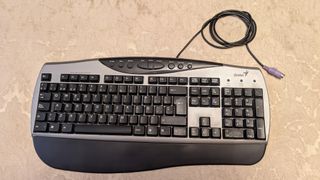 Teclado Genius Plata y Negro