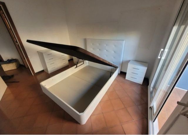 Base de cama blanca con colchón