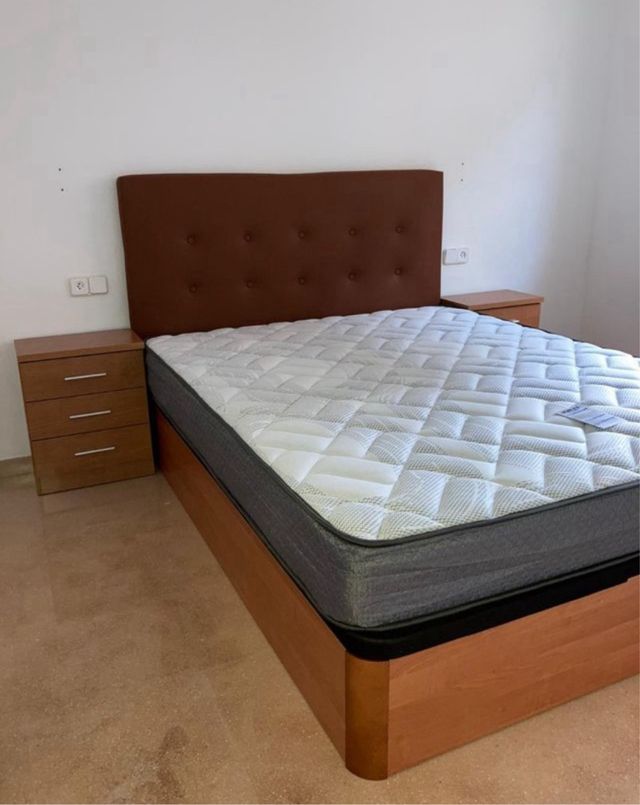 Base de cama blanca con colchón