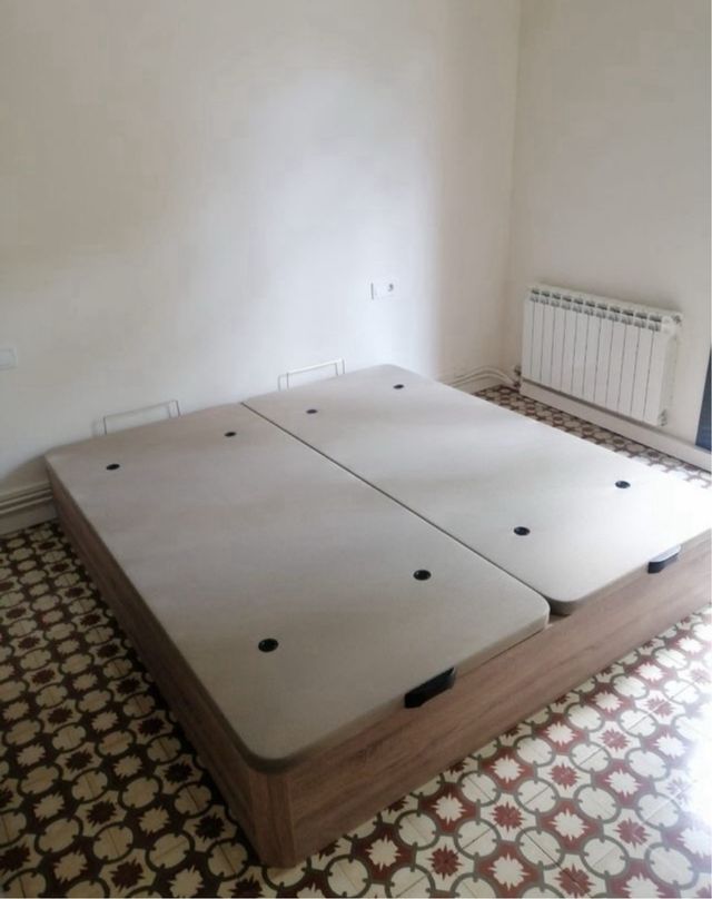 Base de cama blanca con colchón