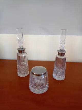 Juego tocador cristal tallado y acero inoxidable.