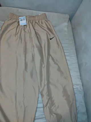Pantalón chándal Nike beige