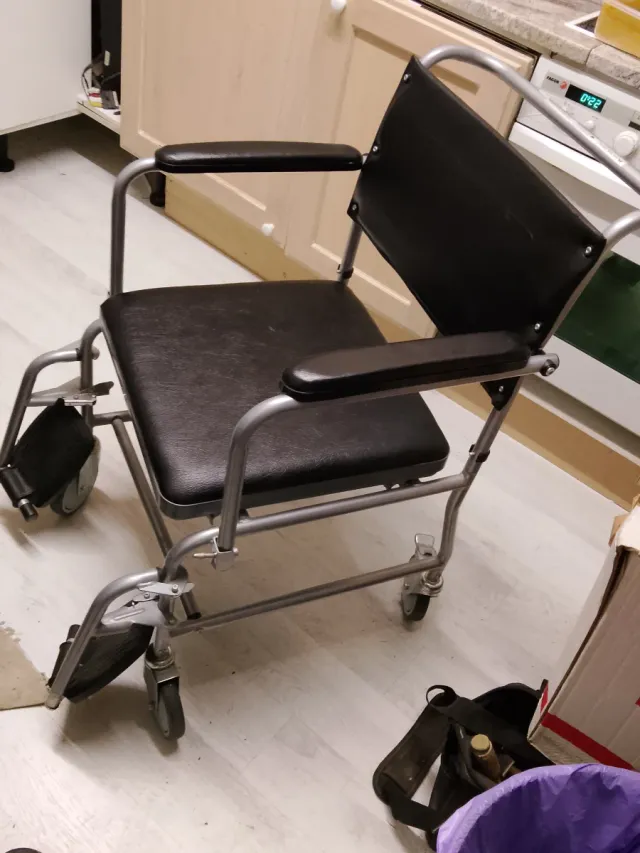 Silla de ruedas con tapa WC