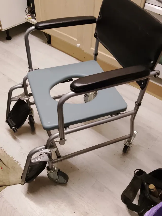 Silla de ruedas con tapa WC