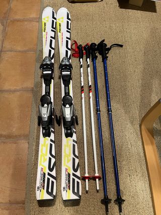 Esquís Fischer 130cm con fijaciones y palos