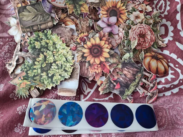 Set de 200 stickers con base en cartulina y bollos