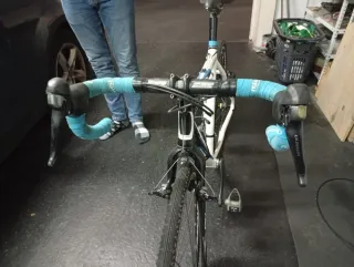 Bicicleta Gravel BH Blanca y Azul