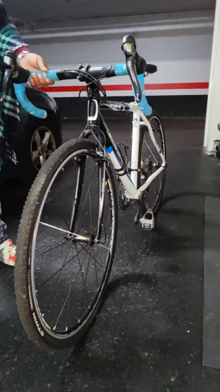 Bicicleta Gravel BH Blanca y Azul