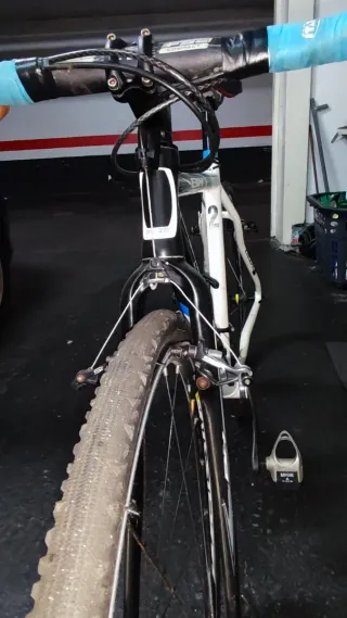 Bicicleta Gravel BH Blanca y Azul