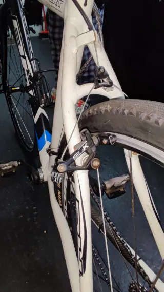 Bicicleta Gravel BH Blanca y Azul