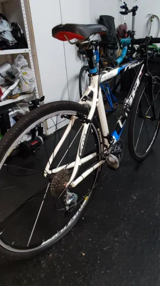 Bicicleta Gravel BH Blanca y Azul