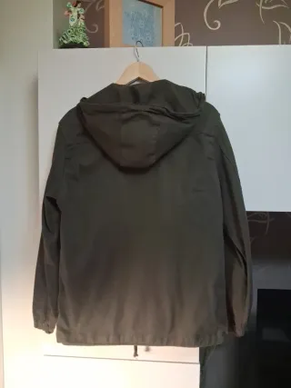 Chaqueta Zara Verde Oliva con Capucha
