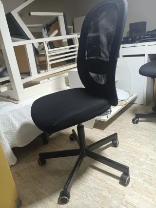Silla de oficina ergonómica negra..