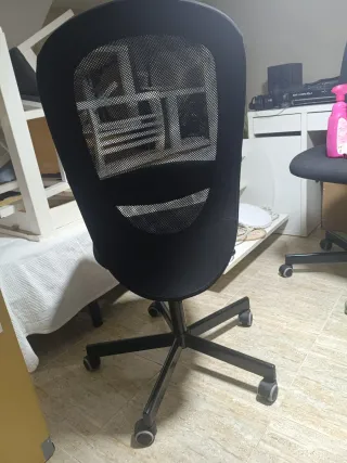 Silla de oficina ergonómica negra..
