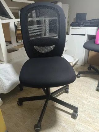 Silla de oficina ergonómica negra..
