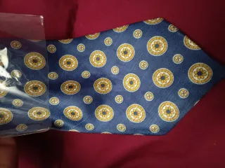 Corbata azul marino con estampado dorado