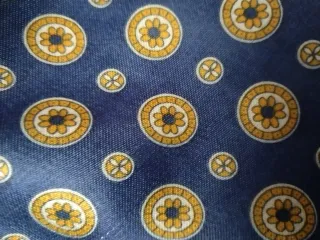 Corbata azul marino con estampado dorado