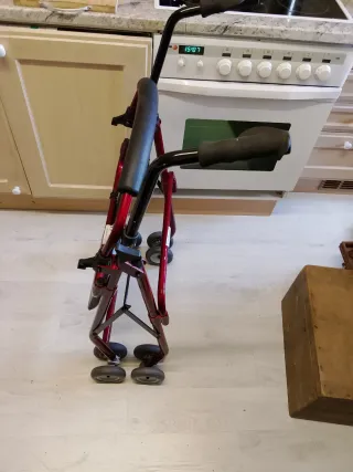 Andador plegable con asiento