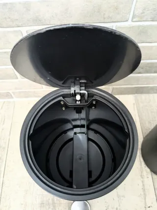 Papelera de oficina con pedal cierre amortiguado