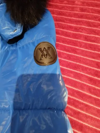 Cazadora de plumas azul con capucha