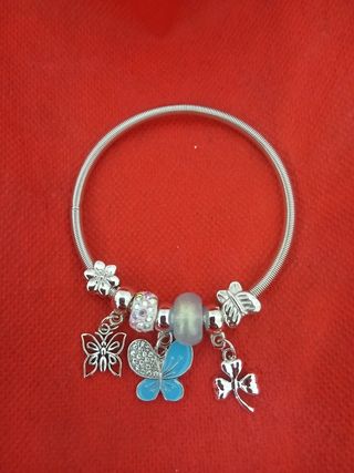 Pulsera con dijes de mariposa y trébol