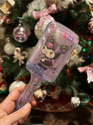 Lote Kuromi: Neceser, Botella ,Brochas y peine