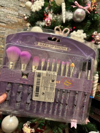 Lote Kuromi: Neceser, Botella ,Brochas y peine