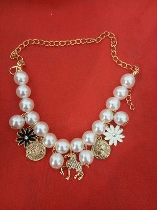 Pulsera perlas y dijes dorados