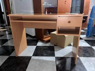 Escritorio de madera claro