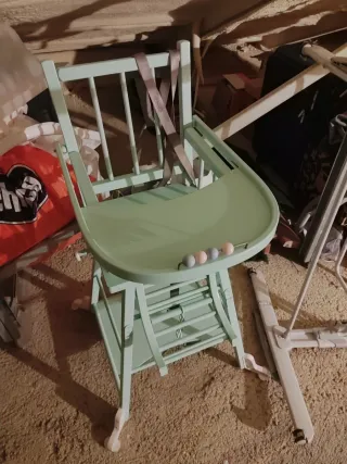 Trona de madera color menta. Recogida arganda