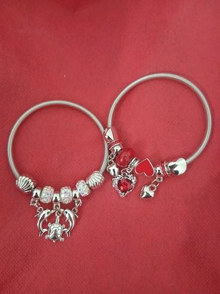 Pulsera nueva con dijes de tortuga y delfín