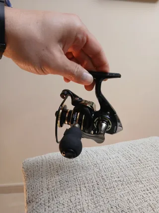 Carrete de pesca AC2000 negro y dorado