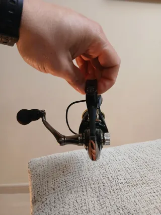 Carrete de pesca AC2000 negro y dorado