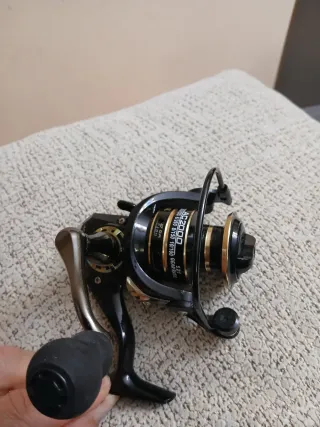 Carrete de pesca AC2000 negro y dorado