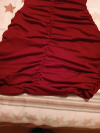Vestido rojo fruncido sin tirantes
