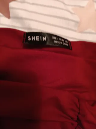 Vestido rojo fruncido sin tirantes