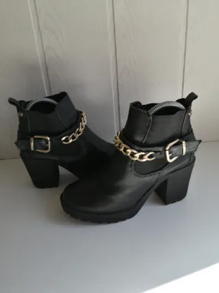 Botines Mustang negros con cadena dorada