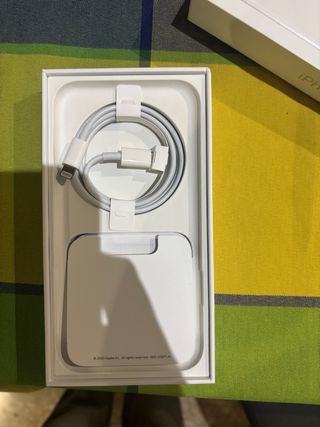 2 iPhone 11 blancos + 4 Fundas